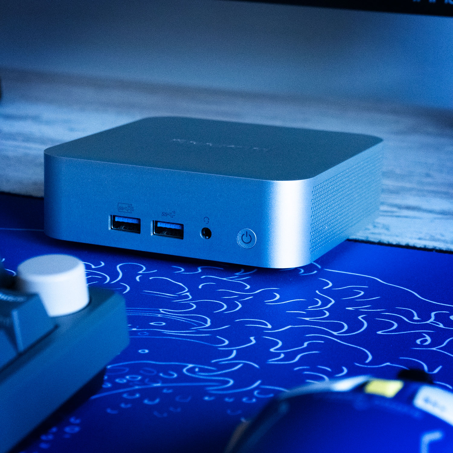 Setup de edición con luces led azuis